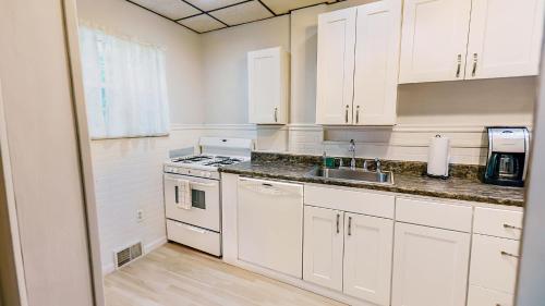 Massive 4 Bed House-Short Walk to Amazing View thumb 2