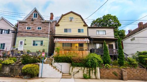 Massive 4 Bed House-Short Walk to Amazing View in Pittsburgh, USA