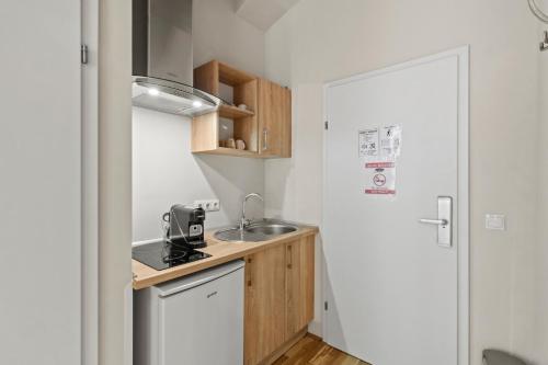 Dependance Rooms I 6 Mins to U6 Alser Straße I Self Check In in 17. kerület - Hernals