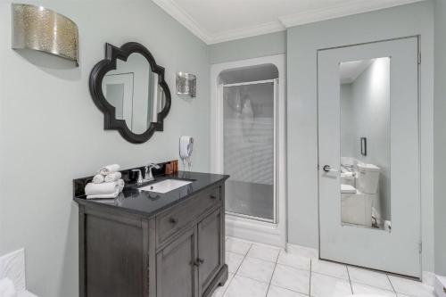 대니스 호텔 스위트, 슈어스테이 컬렉션 바이 베스트 웨스턴 - 화장실