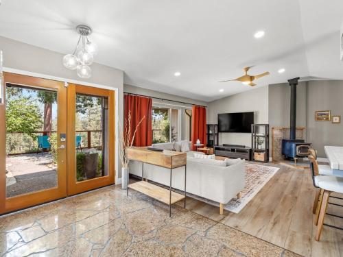Serene Views with Hot Tub, BBQ, Fire Pit, Game Room in Ahwahnee (CA)
