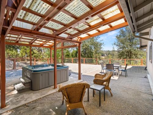 Serene Views with Hot Tub, BBQ, Fire Pit, Game Room in Ahwahnee (CA)