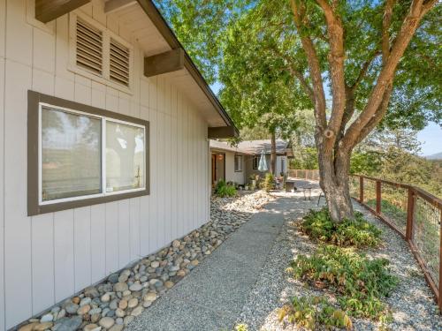 Serene Views with Hot Tub, BBQ, Fire Pit, Game Room in Ahwahnee (CA)