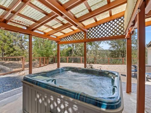 Serene Views with Hot Tub, BBQ, Fire Pit, Game Room in Ahwahnee (CA)