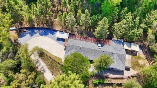 Serene Views with Hot Tub, BBQ, Fire Pit, Game Room in Ahwahnee (CA)