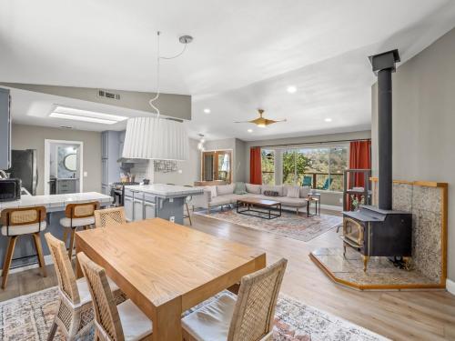 Serene Views with Hot Tub, BBQ, Fire Pit, Game Room in Ahwahnee (CA)