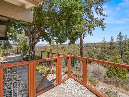 Serene Views with Hot Tub, BBQ, Fire Pit, Game Room in Ahwahnee (CA)