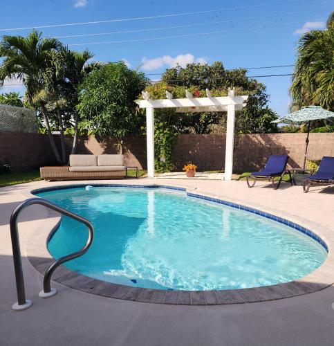 Private Oasis!Bike to beach, heated pool