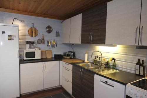 Kitchen, 3ART Retreat - For Nature & Art Lovers in Straumsbukta