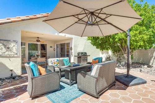 Pool Access, WFH Ready: Home in Palm Desert – khách sạn tại Warner