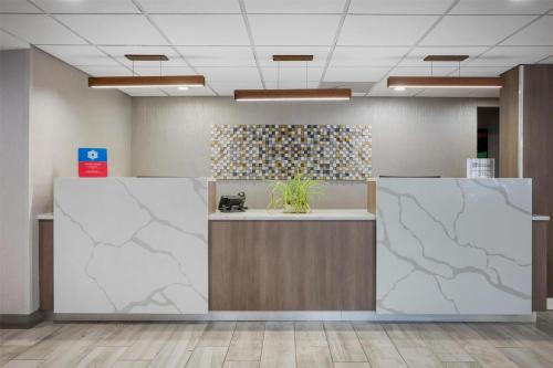 ล็อบบี้, SureStay Plus by Best Western Chicago Lombard in ลอมบาร์ด (IL)