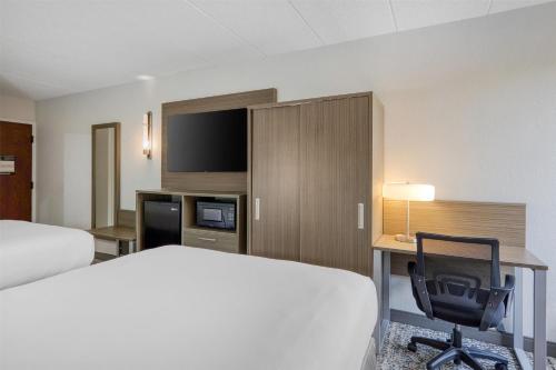 SureStay Plus Hotel by Best Western Chicago Lombard in Lombard, USA