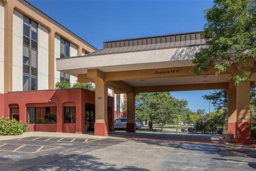SureStay Plus Hotel by Best Western Chicago Lombard - image 6