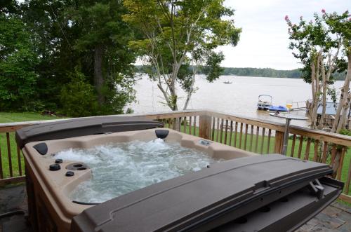 Karstais baseins, Scenic Lakehouse Getaway with Private Dock, Hot Tub, Fire Pit & Indoor Entertainment A Winter Paradi in Fort Lawn (SC)