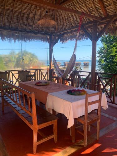 Ресторан, Le Chant des Vagues Île Sainte-Marie Madagascar Oceanfront Ecolodge & Whale Observatory (Le Chant des Vagues Ile Sainte-Marie Madagascar Oceanfront Ecolodge & Whale Observatory) in Ile Sainte Marie