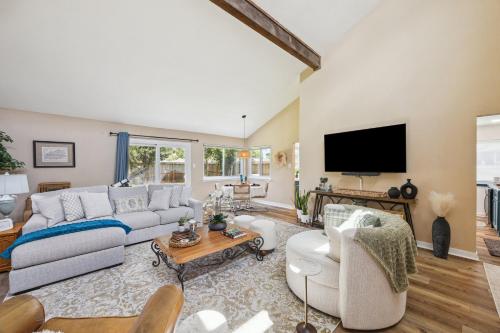 Gmas House 3 BR 2 BA House with fully Fenced Backyard in Clear Lake