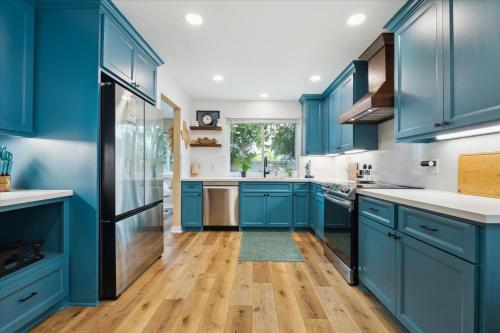 Kitchen, Gmas House 3 BR 2 BA House with fully Fenced Backyard in Clear Lake