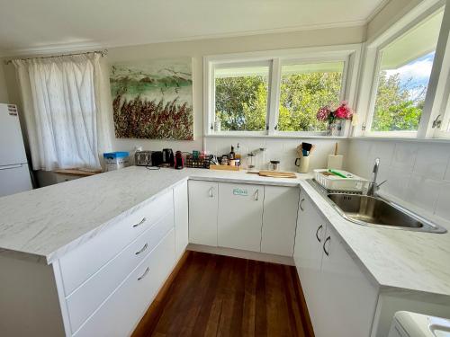 'Noni's House' Coastal Opononi Hokianga in โอโปโนนี