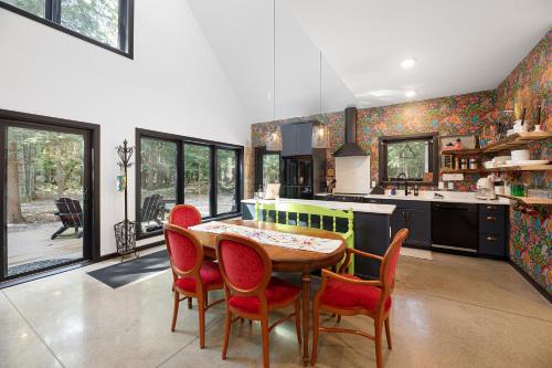 Isla Fern - Modern Cabin Retreat at Sleeping Bear Dunes in Acme (MI)