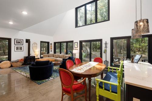 Isla Fern - Modern Cabin Retreat at Sleeping Bear Dunes in Acme (MI)