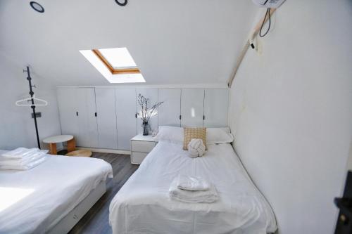 Jadeite - Sunlit Spacious with Skylight & Lounge Area - image 3