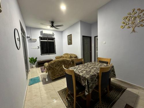 Kitchen, Homestay Singgah Keluarga Warisan Abg Tam near Allianze University College of Medical Sciences
