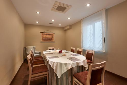 ศูนย์ธุรกิจ, Hotel 40 Nudos in อวิเลส