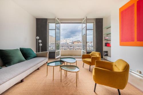 Elegant Paris Apartment on Avenue Montaigne