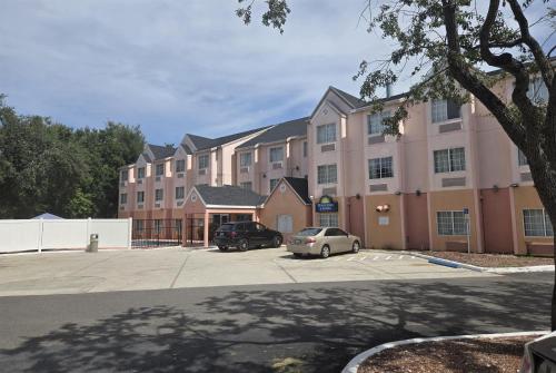 Days Inn & Suites by Wyndham Tampa/Raymond James Stadium in Tampa, USA