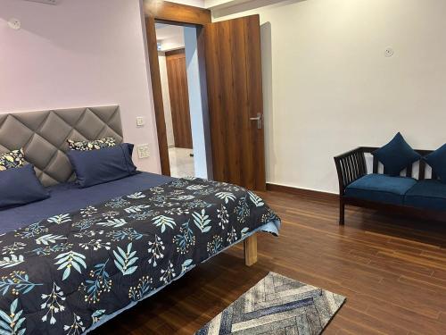 Divine Stay-3BHK AC WiFi Kitchen - image 5