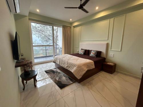 Divine Stay-3BHK AC WiFi Kitchen - image 3