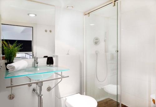 Luxury Three-Bedroom Apartment - Ronda de Sant Pere image 10