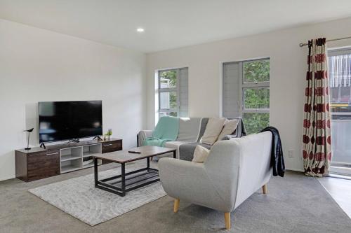Spacious 2BR Garage 1 Stop on train to Eden Park, Auckland