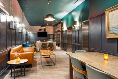 ผับ/เลาจน์, มอตโต บาย ฮิลตัน วอชิงตัน ดีซี ซิตี้ เซนเตอร์ (Motto by Hilton Washington DC City Center) near แกลลอรี่จิตรกรรมแห่งชาติ