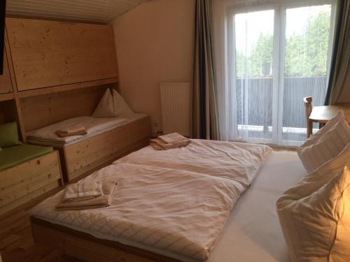 1 king bed, 1 twin bed