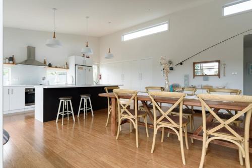 Low Head Coastal Haven: Your Seaside Escape in Low Head