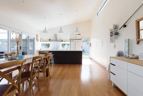 Low Head Coastal Haven: Your Seaside Escape in Low Head