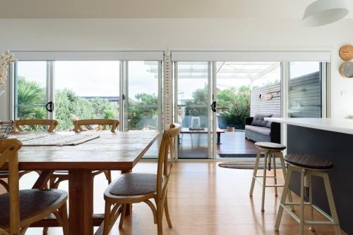 Low Head Coastal Haven: Your Seaside Escape in Low Head