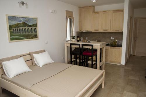 1 double bed, 2 twin beds