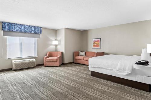 Hampton Inn & Suites Farmington - image 4
