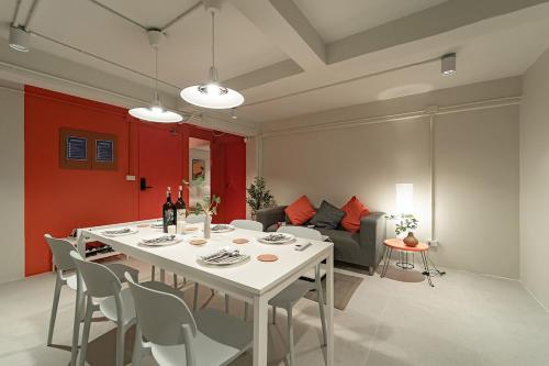 2BR APT on 2nd floor for 6 ppl