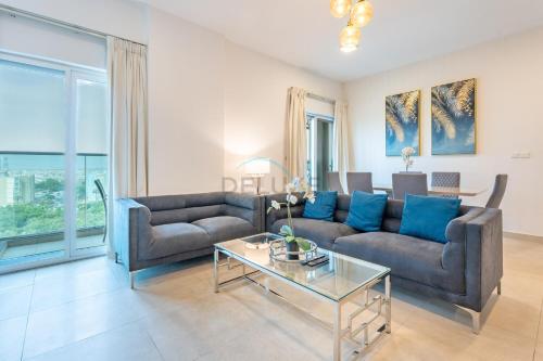 Balcony Overlooking the Community, Quick Metro Access,Short 15-Minute Drive to Ibn Battuta Mall, Viktoria Residency, Al Furjan by Deluxe Holiday Homes, Dubaj