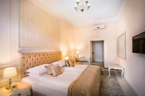 Superior Twin Room with Balcony image 2