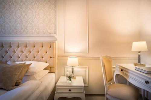 Superior Twin Room with Balcony image 3