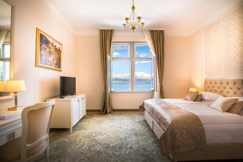 Superior Double Room with Sea View image 2