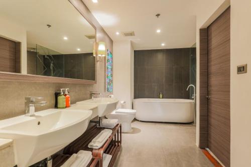 room detail thumbnail 2