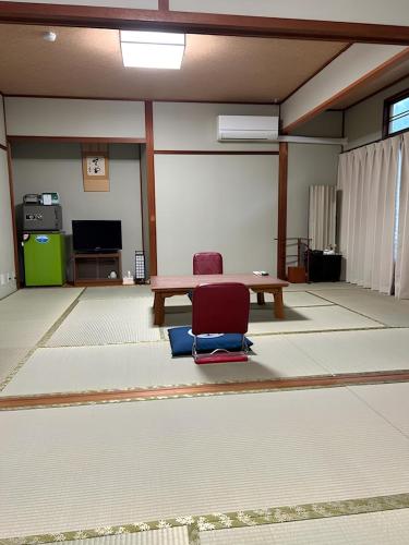 room detail thumbnail 2