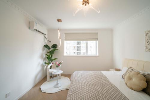 YuLou - Sunlit French-Inspired Flat with Generous Open Space, Shanghai (foto 2)