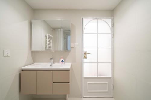 YuLou - Sunlit French-Inspired Flat with Generous Open Space, Shanghai (foto 4)