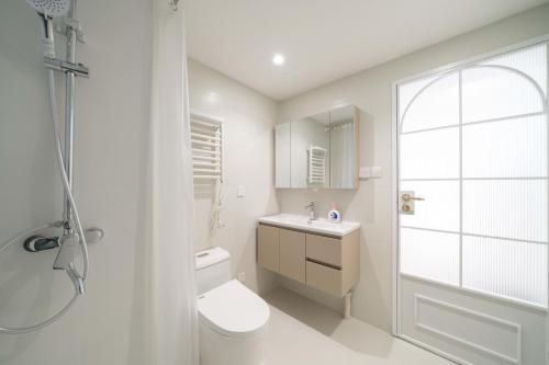 YuLou - Sunlit French-Inspired Flat with Generous Open Space, Shanghai (foto 8)